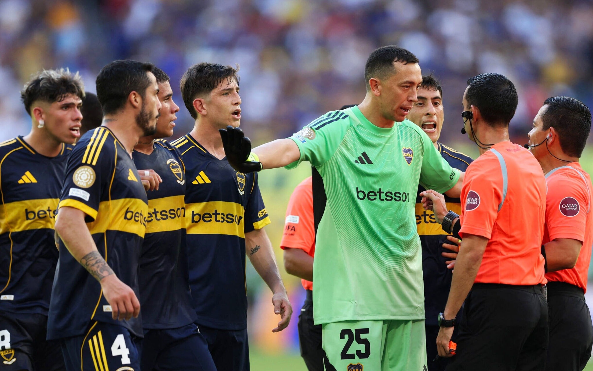 Jogadores do Boca Juniors pressionam árbitro no Mundial de Clubes (Foto: Megan Briggs / GETTY IMAGES NORTH AMERICA / Getty Images via AFP)